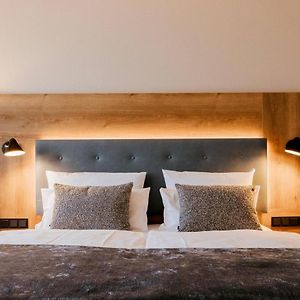 Zimmer mit Kingsize-Bett