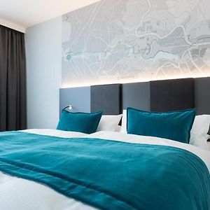 Zimmer mit Kingsize-Bett